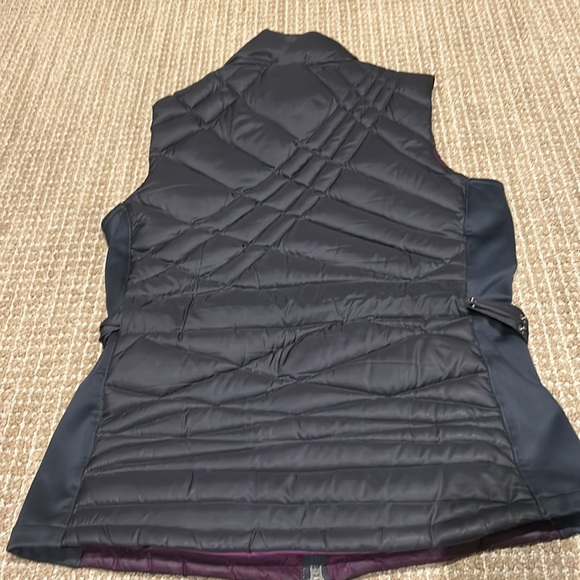ATHLETA WOMENS SMALL PUFFER VEST WITH BELT - Picture 6 of 7